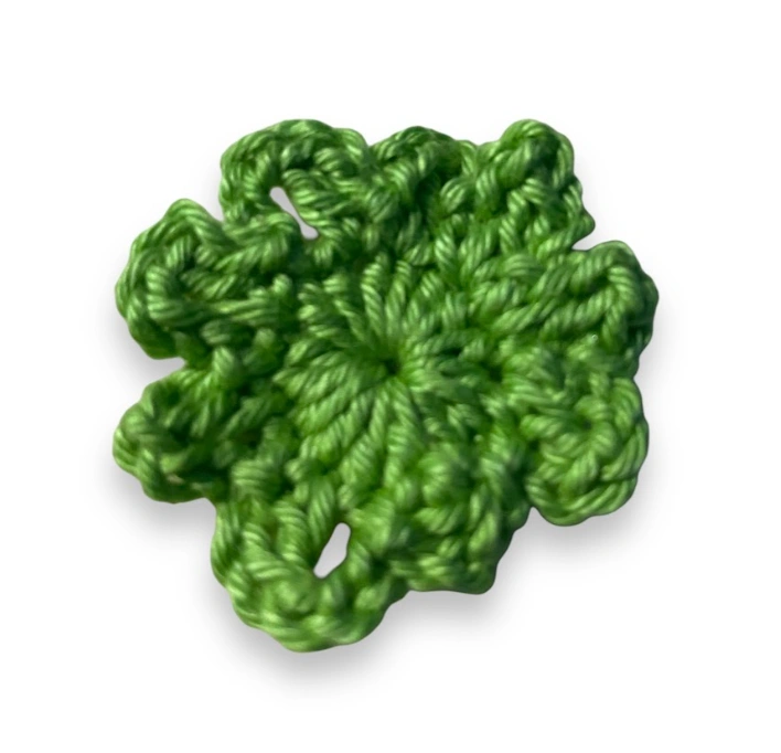 Alface de crochê feita em ponto amigurumi para compor o Chaveiro Mini Hambúrguer Amigurumi.