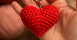 Mini coração de crochê com enchimento, em fio vermelho e formato delicado, ideal como chaveiro artesanal. Receita passo a passo fácil.